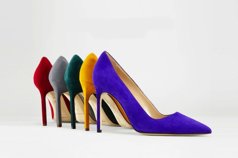 ¿TENGO QUE TENER UN PAR DE STILETTOS ??